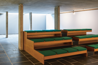 Wieder eingebaute Schieferplatten und Nachbau des Sitzstufenpodests im Untergeschoss (© Georg Aerni, Zürich)